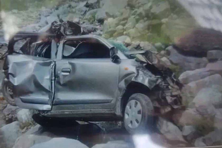 दक्षिण कश्मीर के डक्सुम में एक वाहन के खाई में गिरने से 5 बच्चों समेत 8 लोगों की मौत