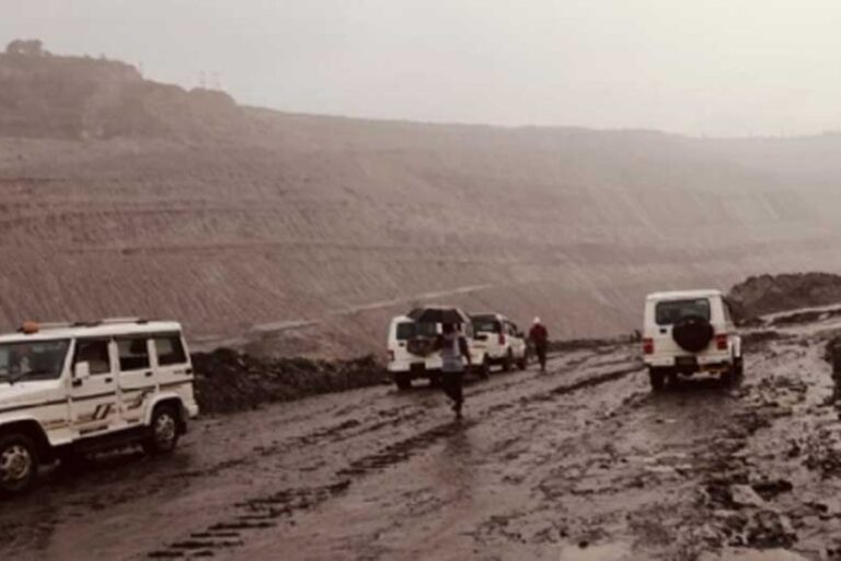 कोयला खदान क्षेत्र में बहे अधिकारी की तलाश जारी