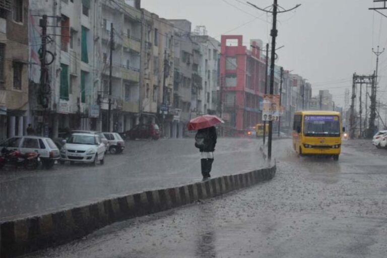 गुजरात&महाराष्ट्र में भारी बारिश का अलर्ट, UP में भी बरसेंगे बादल; IMD ने बताया मौसम का ताजा हाल