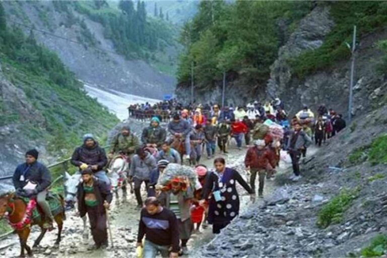अमरनाथ यात्रा: एक महीने से भी कम समय में 4.51 लाख से अधिक यात्री अमरनाथ गुफा मंदिर में दर्शन के लिए आ चुके हैं