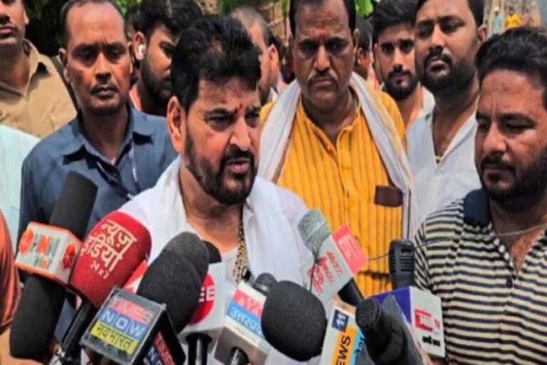 छह बार सांसद रहे भाजपा के नेता बृजभूषण शरण सिंह ने कहा&अब भाजपा मौका नहीं देगी