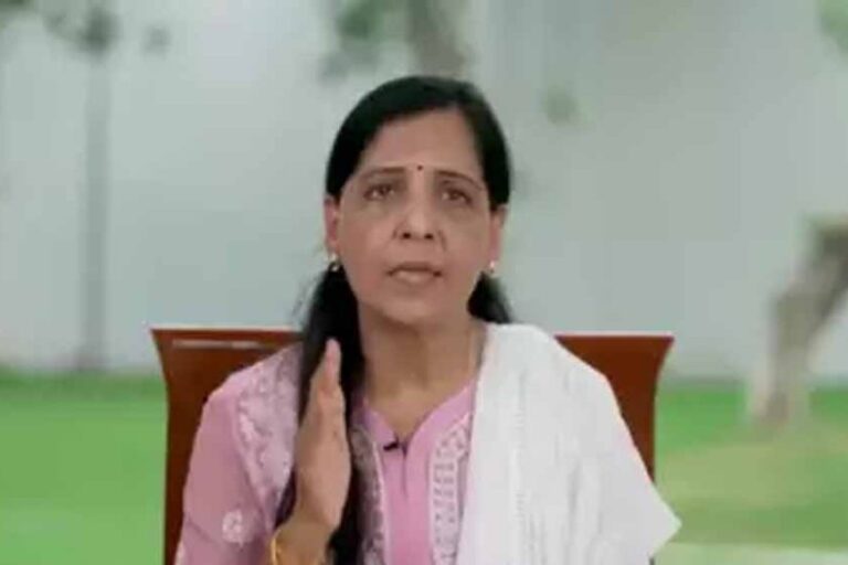 जंतर&मंतर पर आयोजिन रैली को सुनीता केजरीवाल ने संबोधित किया, कहा&जेल में केजरीवाल की जान खतरे में है
