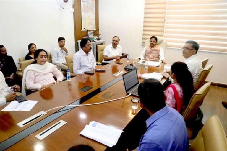 उप&मुख्यमंत्री  श्री शुक्ल ने कहा& मेडिकल छात्रों के लिए हिन्दी में पाठ्य सामग्री उपलब्ध करायें