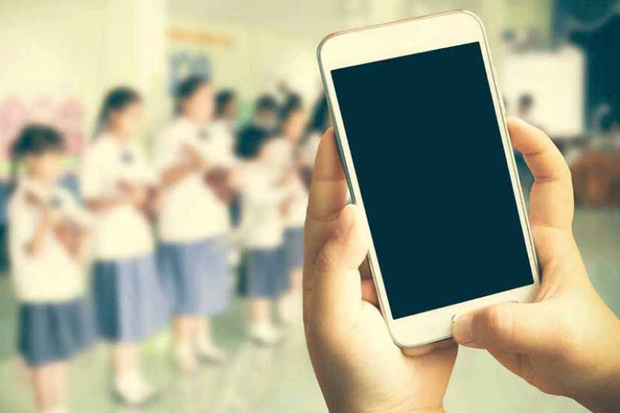 इंदौर में क्लासरूम में मोबाइल लाने के आरोप में छात्राओं के उतरवाए कपड़े, भड़के परिजन पहुंचे थाने