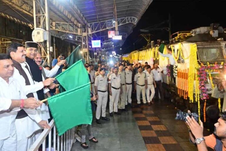 अब रेल मंत्री के क्षेत्र से नहीं, पूरे देश में आवश्यकता को देखते हुए बढ़ती हैं रेल सुविधाएं : यादव