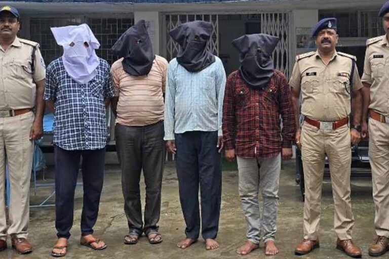 दिन दहाड़े बंद घरो में ताला तोड़कर चोरी करने वाले गिरोह ने दर्जन से अधिक चोरियों का किया खुलासा, चार आरोपी गिरफ्तार