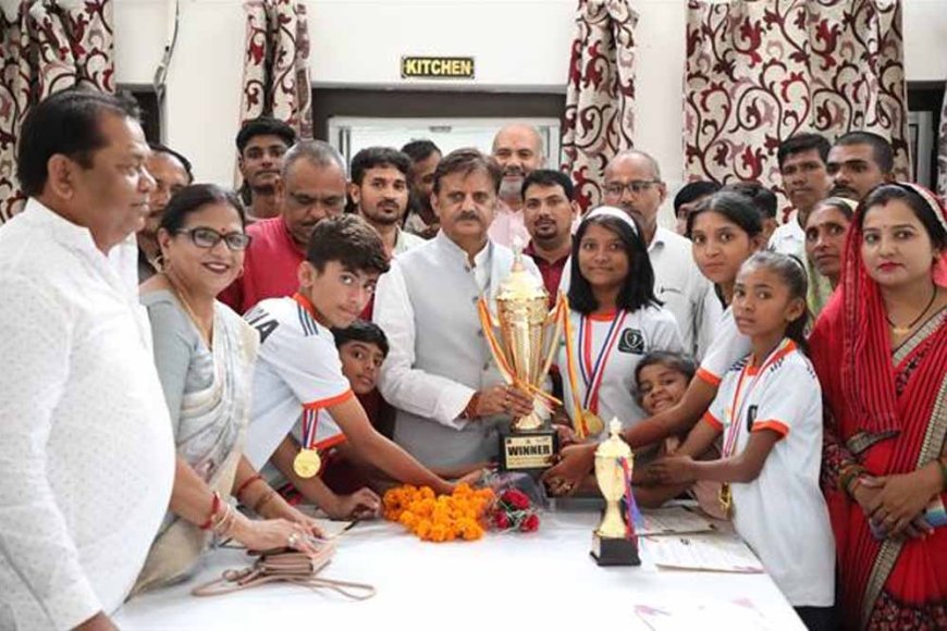वाल&वाल खेल स्पर्धा में अन्तर्राष्ट्रीय स्तर पर ट्राफी जीतने वाले खिलाड़ियों ने उप मुख्यमंत्री शुक्ल से की भेंट