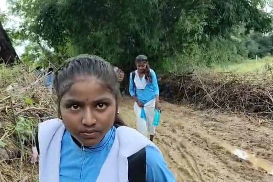 गांव में पक्की सड़क का अभाव, कीचड़ से जूझते ग्रामीण