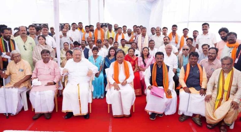 सर्किट हाऊस में जनप्रतिनिधियों और गणमान्य नागरिकों से मुख्यमंत्री विष्णु देव साय ने की भेंट, नवरात्र पर्व की दी बधाई
