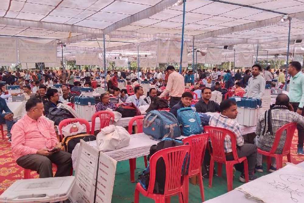 मध्यप्रदेश: दो विधानसभा क्षेत्रों पर उपचुनाव के लिए कल वोटिंग, मतदान दल रवाना हुआ