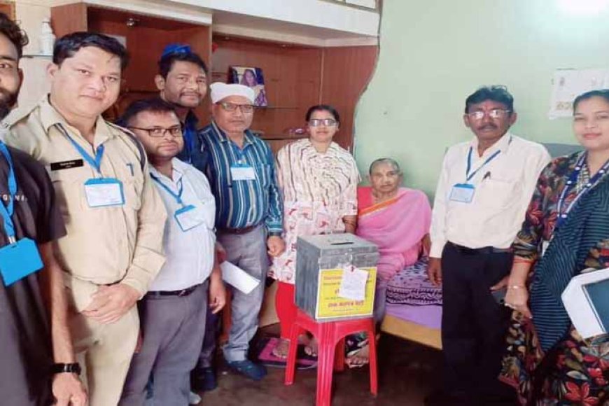 मतदान दल 85 से अधिम उम्र के बुजुर्गाें और दिव्यांगों के घर पहुंचकर करा रहा वोटिंग