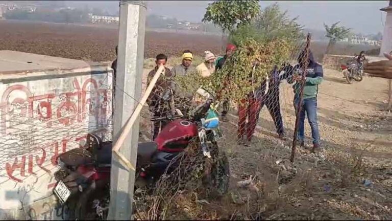 दतिया में तेज रफ्तार बाइक अनियंत्रित होकर बिजली खंभे से टकराई, मृतकों की शिनाख्त में जुटी पुलिस