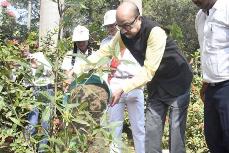 राज्यपाल डेका ने एक पेड़ मां के नाम पर रोपा रूद्राक्ष पौधा