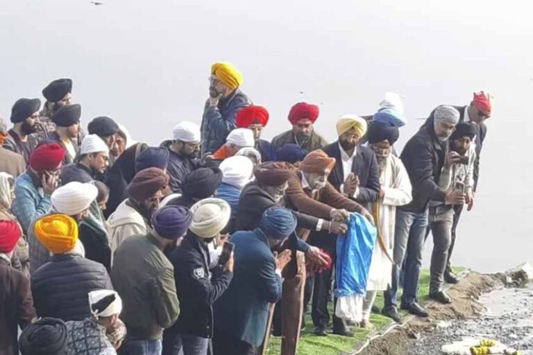 पूर्व प्रधानमंत्री डॉ. मनमोहन सिंह की अस्थियां विसर्जन के लिए नहीं पंहुचा कांग्रेस से कोई, यमुना की अस्थियां विसर्जित
