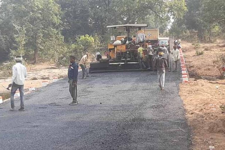 औढेरा से मालाचुआ शाहपुर प्रधानमंत्री सड़क चढ रही भ्रष्टाचार की भेंट