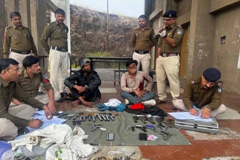 ऑपरेशन प्रहार के तहत बड़वानी पुलिस ने राजस्थान के दो तस्करों को किया गिरफ्तार, 9 पिस्टल और 14 देशी कट्टे मिले