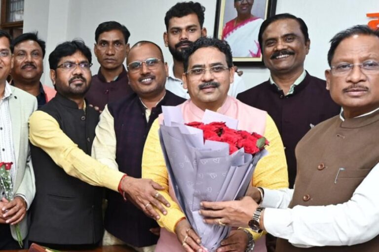 मुख्यमंत्री से छत्तीसगढ़ प्रदेश शौंडिक समाज के प्रतिनिधि मंडल ने की भेंट
