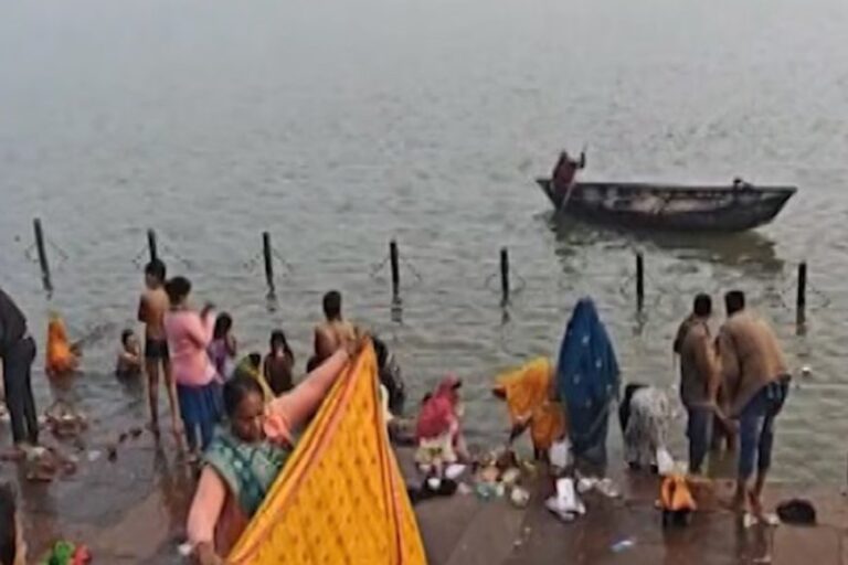 उज्जैन में कड़ाके की ठंड में सोमवती अमावस्या पर मोक्षदायिनी शिप्रा नदी में श्रद्धालु बड़ी संख्या में डुबकी लगाने पहुंचे