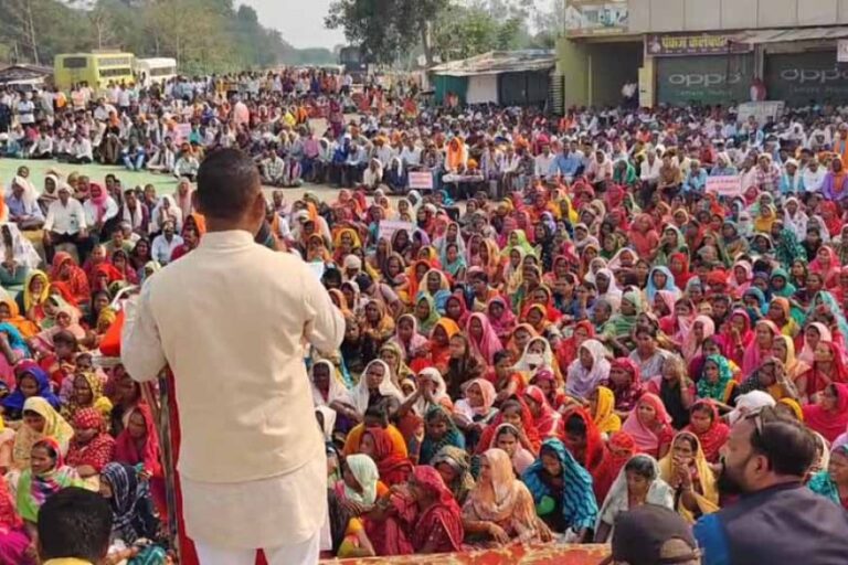 आरक्षण में हुई कटौती को लेकर पिछड़ा वर्ग समाज ने बस्तर में किया चक्काजाम