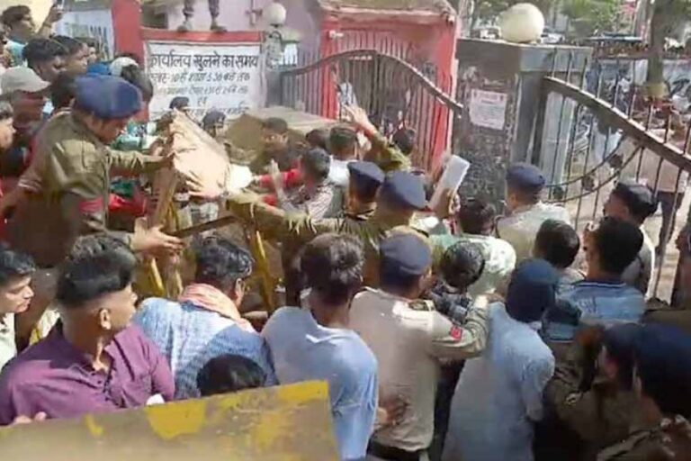 भिलाई में मूलभूत समस्याओं और निगम में कमीशन खोरी के मुद्दे पर लोगों ने किया प्रदर्शन, बैरिकेडिंग हटाकर आगे बढ़े