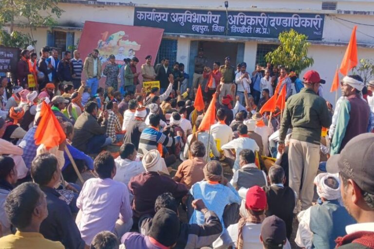 मुख्यमंत्री और कलेक्टर के नाम ज्ञापन में किसानों ने रखी बिजली,पानी,समर्थन मूल्य की मांग