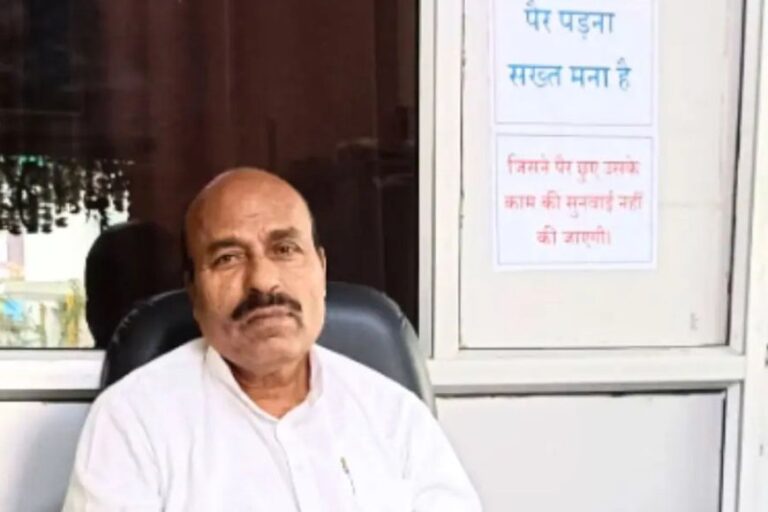 वीरेंद्र कुमार खटीक ने घर और दफ्तर के बाहर लिखा& पैर पड़ना सख्त मना है, कारण भी बताया