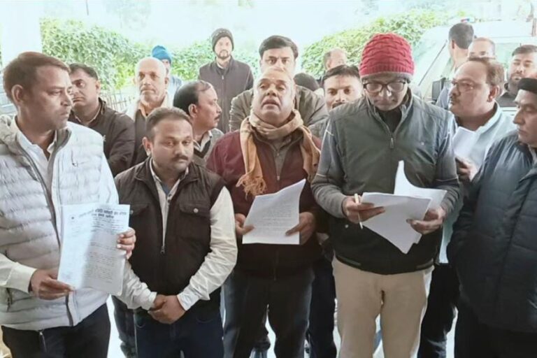 प्राथमिक सहकारी समिति कर्मचारी संघ भोपाल जिला ईकाई उमरिया ने सौंपा कलेक्टर को ज्ञापन
