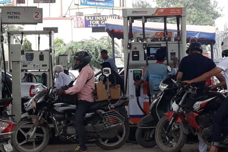 छिंदवाड़ा में कलेक्टर ने बिना हेलमेट बाइक चालकों को पेट्रोल न देने के आदेश दिए