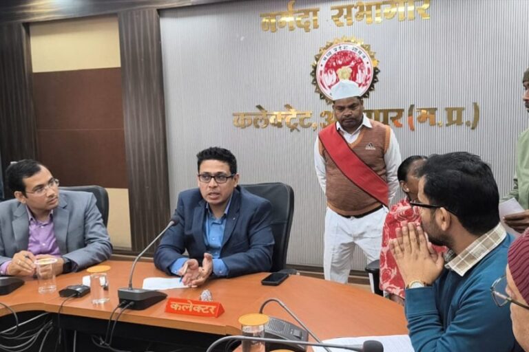 कलेक्टर ने जनसुनवाई के दौरान अधिकारियों को दिए निर्देश