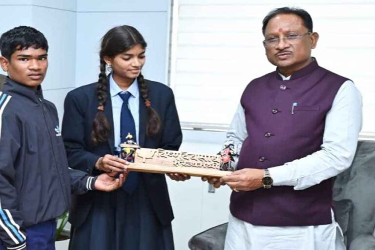 छत्तीसगढ़&स्कूली बच्चों की बनाई लकड़ी की नेम प्लेट और पोट्रेट गिफ्ट में पाकर खुश हुए मुख्यमंत्री साय