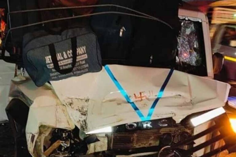 गाड़ी से उतरे यात्री सड़क किनारे बैठे थे, तभी ट्रक ने आकर उन्हें कुचल दिया, मौके पर 2 बच्चों की मौत, 10 घायल