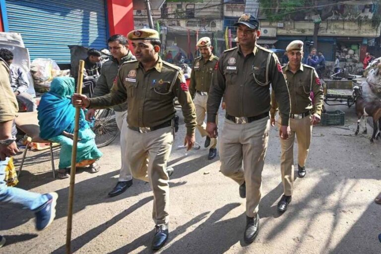 दिल्ली पुलिस ने अवैध रूप से रह रहे बांग्लादेशी नागरिकों पर की कार्रवाई, पकड़े गए मां&बेटे