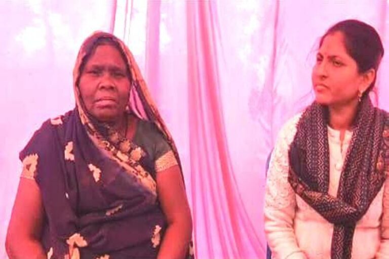 मुख्यमंत्री जन कल्याण शिविर में आवेदन करते हुए स्वीकृत हुई रामबाई को इंदिरा गांधी वृध्वस्था पेंशन