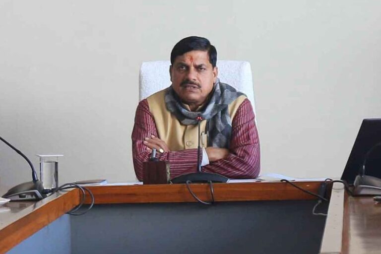 इंदौर संभाग में चल रही विकास गतिविधियों एवं निर्माण कार्यों की समीक्षा मुख्यमंत्री ने बैठक में दिए निर्देश