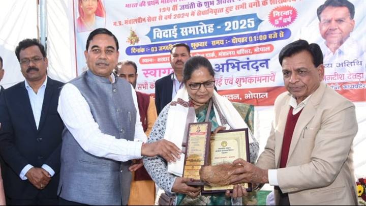 मंत्रालय में सेवानिवृत्त हुए शासकीय सेवकों को विदाई दी