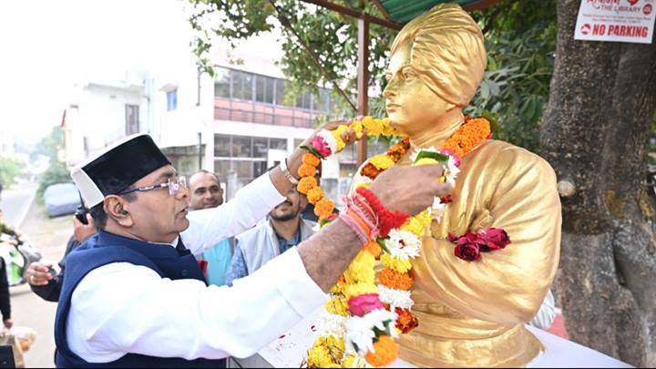 स्वामी विवेकानंद जयंती पर मंत्री श्री सारंग ने किया नमन