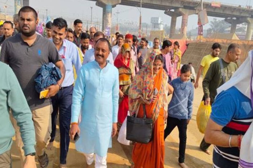 मंत्री राकेश शुक्ला ने रविवार को सपरिवार प्रयागराज के संगम में कुंभ स्नान किया