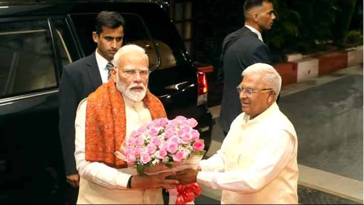 प्रधानमंत्री श्री मोदी का राज्यपाल श्री पटेल ने किया स्वागत