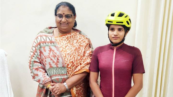 मंत्री सुश्री भूरिया से मिली सोलो महिला साइक्लिस्ट आशा मालवीय