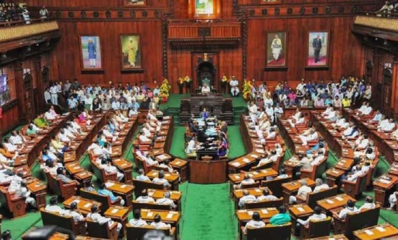 मुस्लिम आरक्षण को लेकर कर्नाटक विधानसभा में जमकर हंगामा, BJP के चार विधायको को निकाला