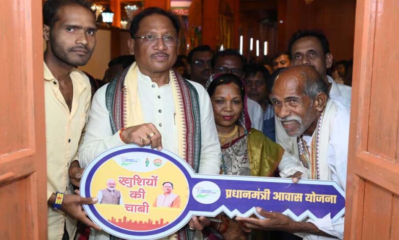 रायपुर : मुख्यमंत्री ने दोकड़ा में पीएम आवास योजना के हितग्राही संतु चक्रेस को चाबी देकर गृह प्रवेश कराया