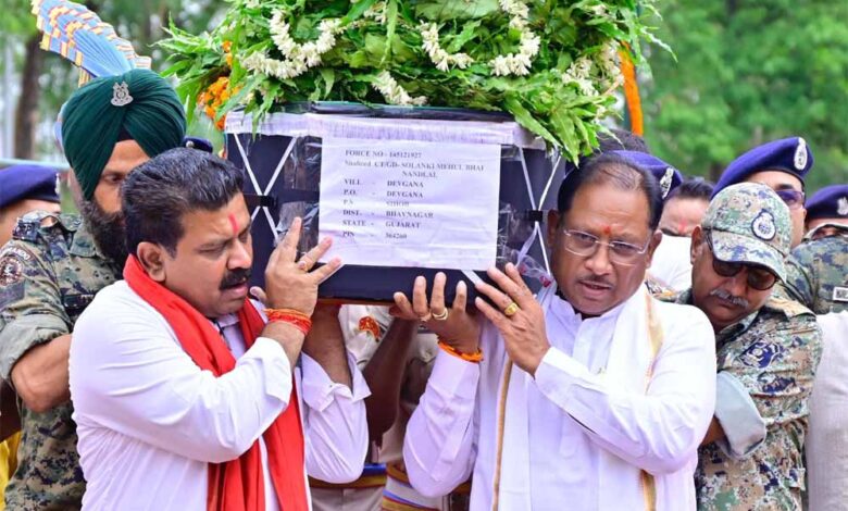 मुख्यमंत्री साय ने नक्सल मुठभेड़ में शहीद जवान मेहुल भाई को दी श्रद्धांजलि