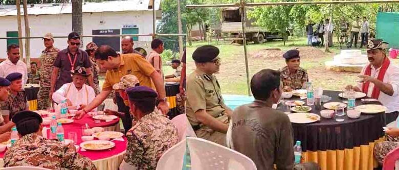 सीएम साय ने बढ़ाया जवानों का हौसला, DRG जवानों के साथ खाया खाना