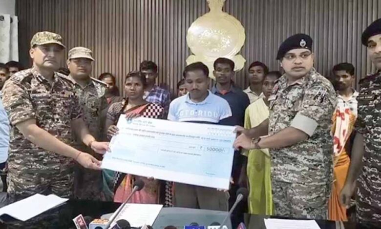 दस लाख के ईनामी डिप्टी कमांडर सहित 24 नक्सलियों ने किया आत्मसमर्पण