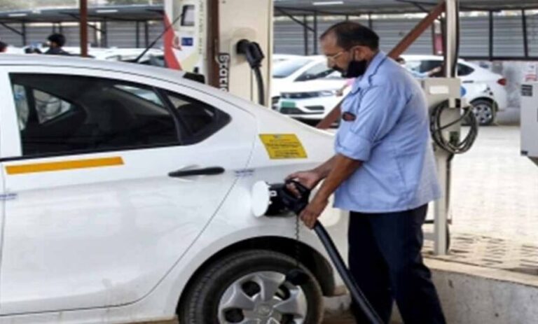 देश में 2032 तक सड़कों पर चलेंगे 12 करोड़ से ज्यादा Electric Vehicle, चार्जिंग प्वाइंट्स की संख्या भी बढ़ेगी