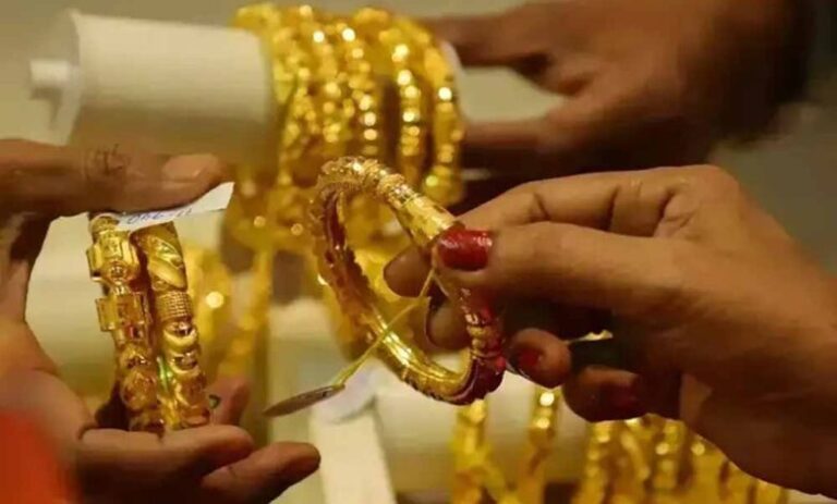 भारत और पाकिस्तान के बीच बढ़ते तनाव और मौद्रिक नीति से पहले सोने की कीमतों में दिखी गिरावट