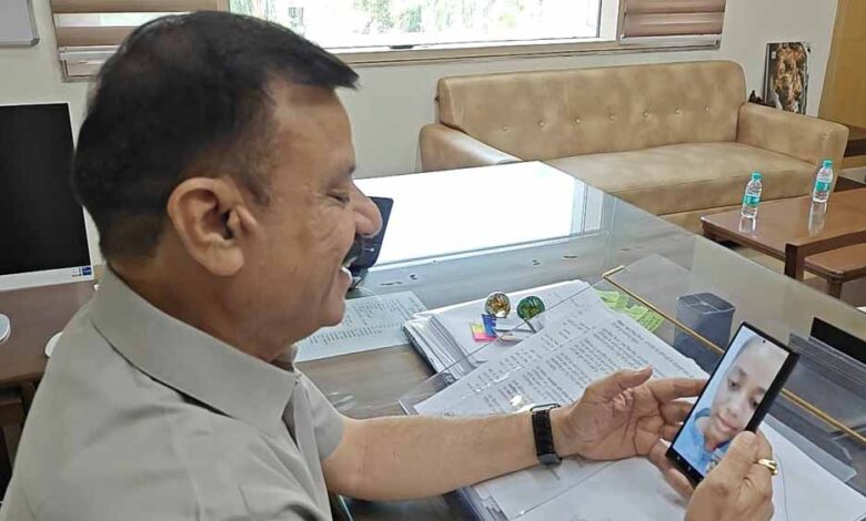स्कूल शिक्षा मंत्री सिंह ने बोर्ड परीक्षा की टॉपर छात्राओं से की बात