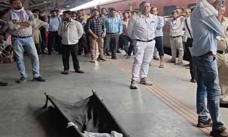 अदमदाबाद से कोलकाता जाने वाली ट्रेन के शौचालय में एक युवक का शव फंदे पर लटकता मिला, खड़ी रही ट्रेन