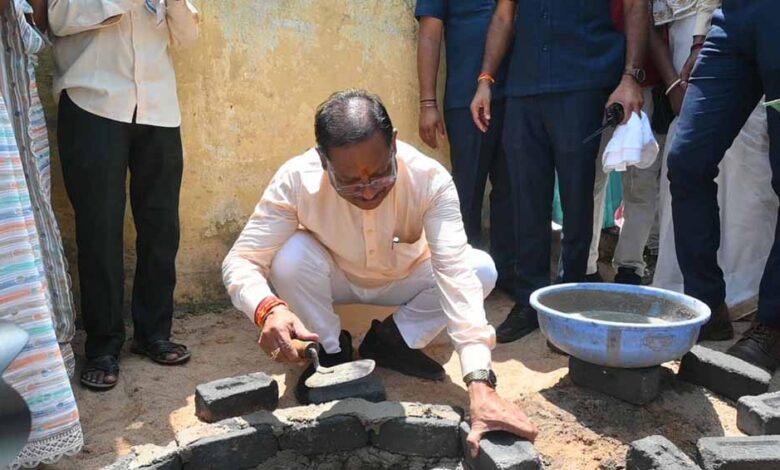 मुख्यमंत्री ने राज मिस्त्री बन सोखता गड्ढा के लिए की ईट जोड़ाई