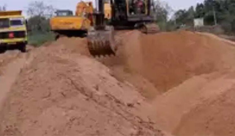अवैध रेत भंडारण के खिलाफ बड़ी कार्रवाई, 435 ट्रैक्टर किए जब्त